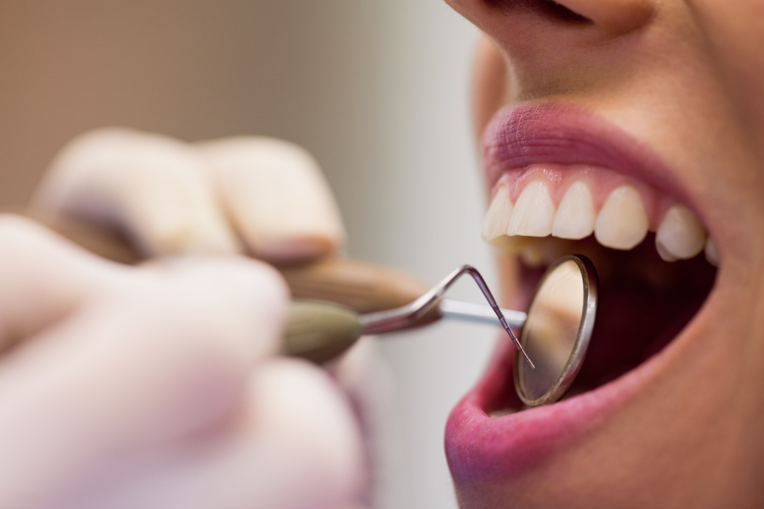 Periodontolog – kim jest i kiedy warto umówić się na wizytę u periodontologa?